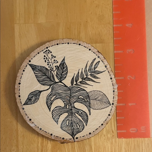 Original Artwork! Line Art Wooden Circle with Leaf Design - Picture 2 of 3